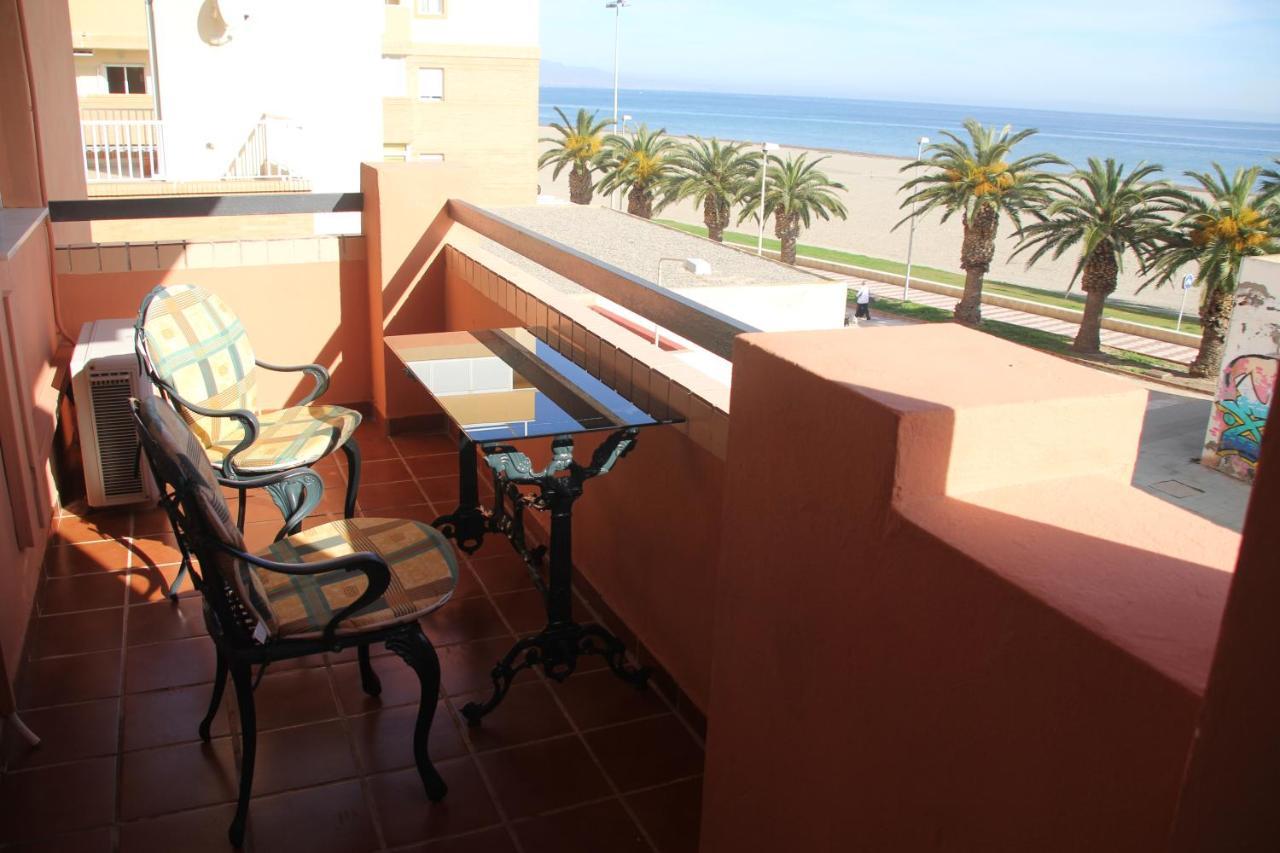 Apartamento En Primera Linea De Playa, Con Vistas A La Playa Y Con Wifi Roquetas de Mar Exterior photo